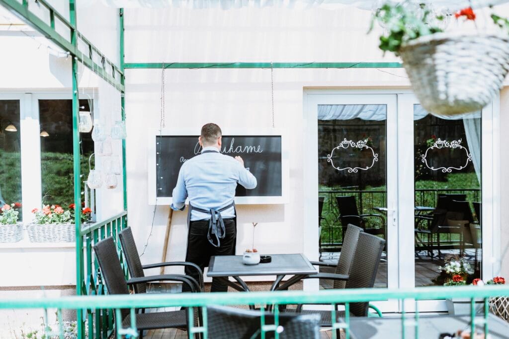 Grafika ilustrująca działania lokalnego SEO – optymalizacja wizytówki Google, lokalne frazy kluczowe, mapy i opinie klientów.