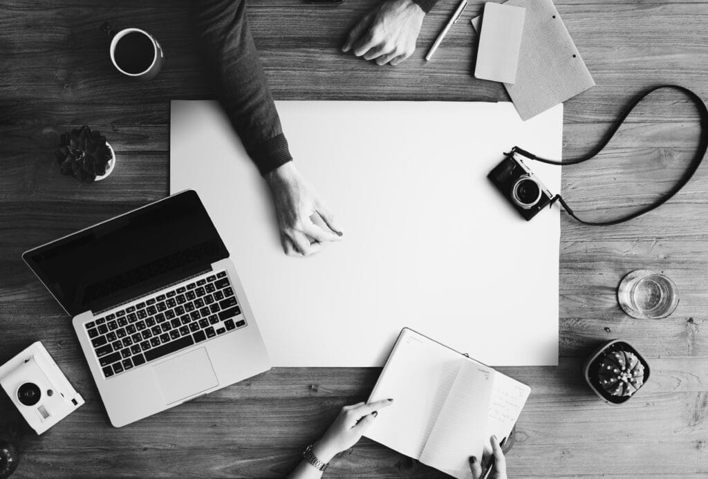 Przewodnik współpracy z agencją interaktywną - laptop z otwartym briefem projektowym na biurku, koncepcja planowania strategii digital marketingu